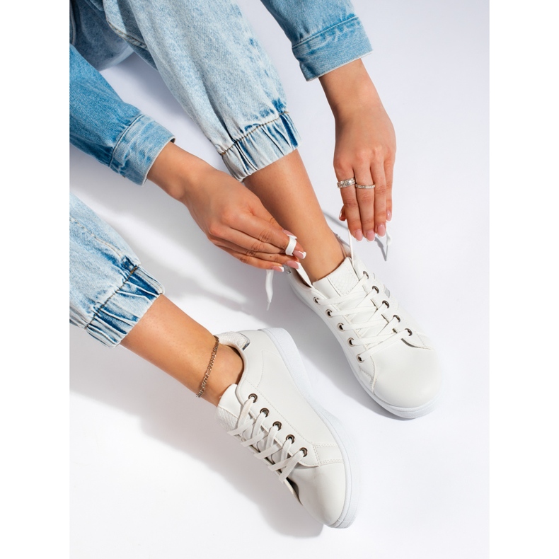 Vita sportskor med snörning 1