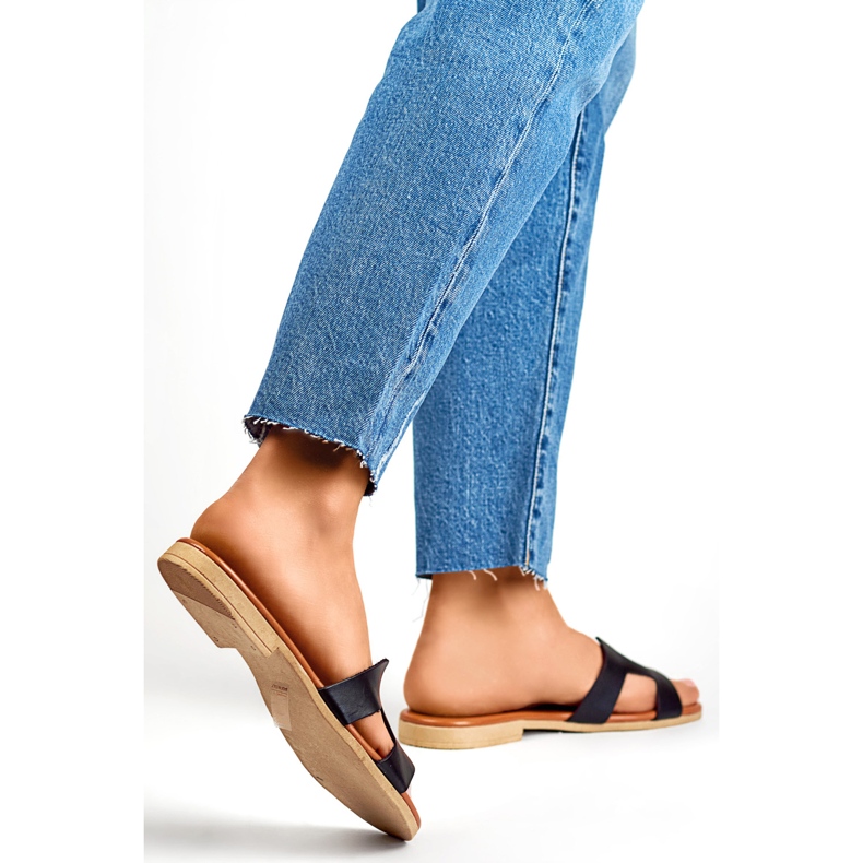 Svarta damtofflor gjorda av naturligt läder 1