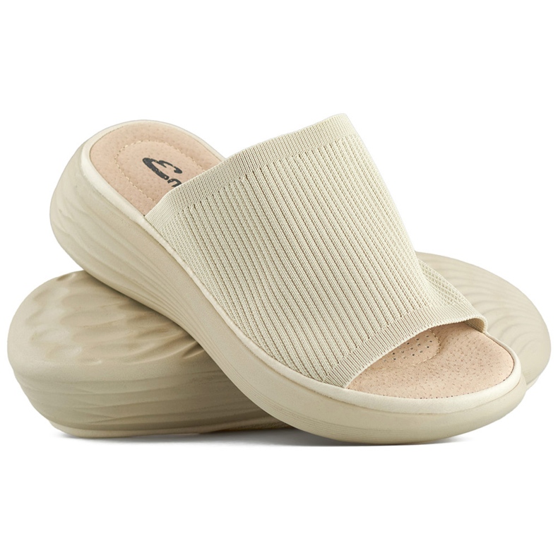Beige mjuka damflip-flops på en plattform med en strumpa ovandel 1