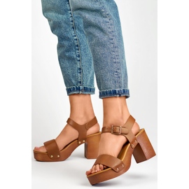 Bruna sandaler med plattformsklack i trä 2