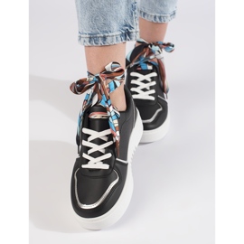 Svarta kvinnors sneakers bundna med ett band 2