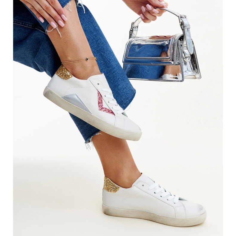 Vita sneakers med sliten effekt från Gombol 1