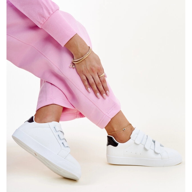 Vita och svarta kardborresneakers från Samala 1