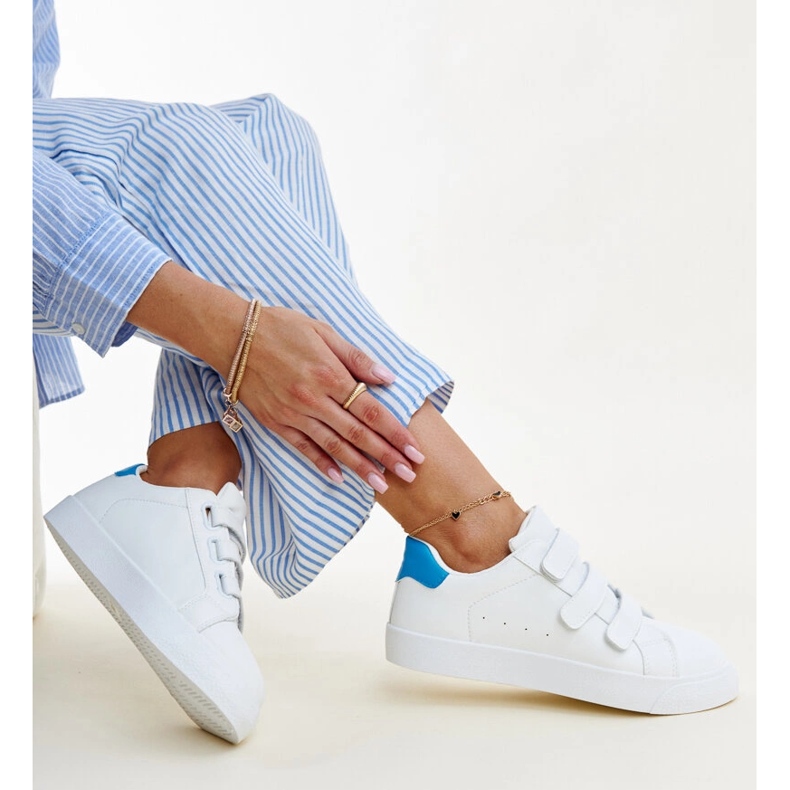 Vita och blå kardborre sneakers från Samala 1