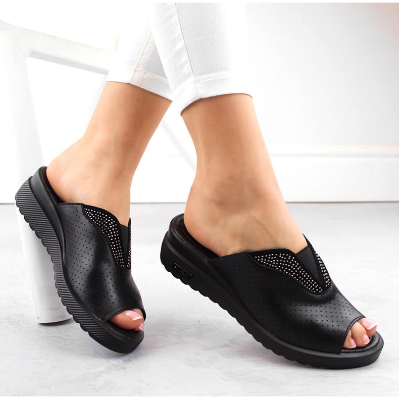 Kilsandaler i svart läder för kvinnor Filippo DK6146 1