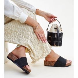 Svarta flip-flops med en Naifene korkkil 1