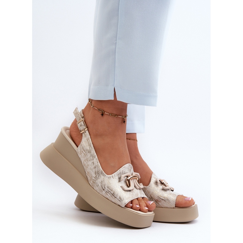 Damsandaler På En Plattform Och En Kil Med En Gulddekoration Janesca gyllene 2