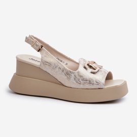 Damsandaler På En Plattform Och En Kil Med En Gulddekoration Janesca gyllene 1