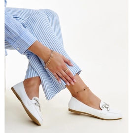 Vita mockasiner med zirkonium Mali-spänne 1