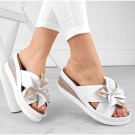 Bekväma damtofflor med kil i läder med en blomma, vit Artiker 54C0537 1