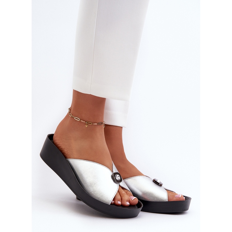 Flip-flops i läder för kvinnor med silverdekoration S.Barski KV27-027 2