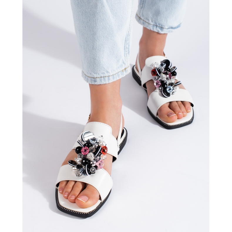 Vita damsandaler med dekoration 1