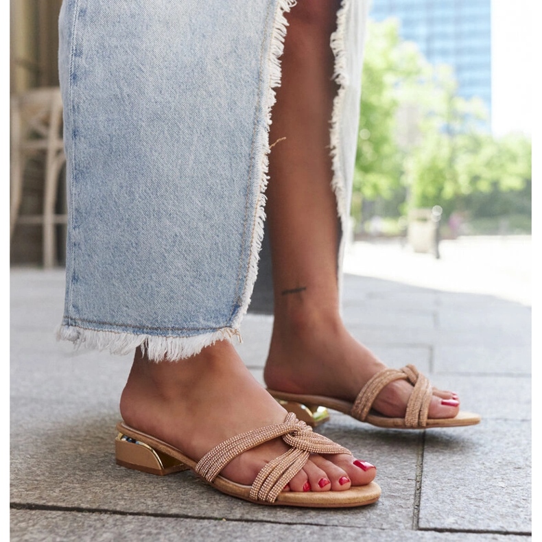 Beige lågklackade flipflops dekorerade med Ulma strass 1