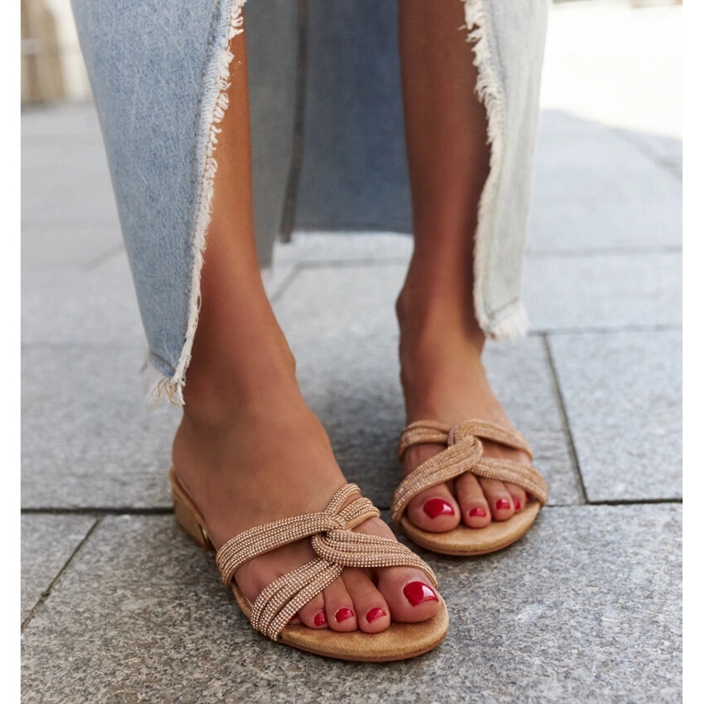 Beige lågklackade flipflops dekorerade med Ulma strass 2