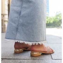 Beige lågklackade flipflops dekorerade med Ulma strass 3
