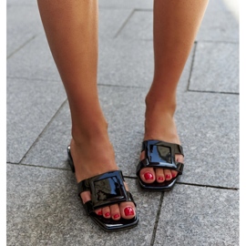 Svarta lacktofflor med Mancinia-läderinlägg 1