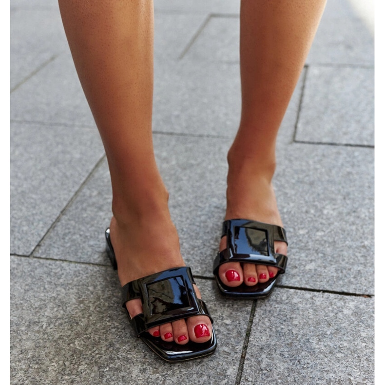 Svarta lacktofflor med Mancinia-läderinlägg 1