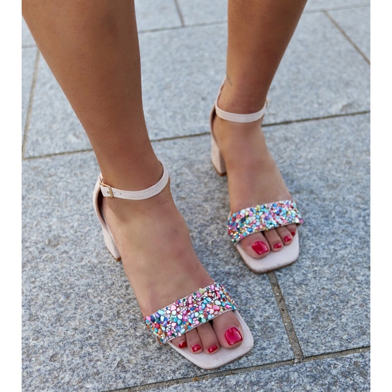 Högklackade sandaler med färgglada Ghuson-stenar beige 1