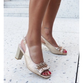 Mukaram högklackade sandaler med dekorativ volang beige 1