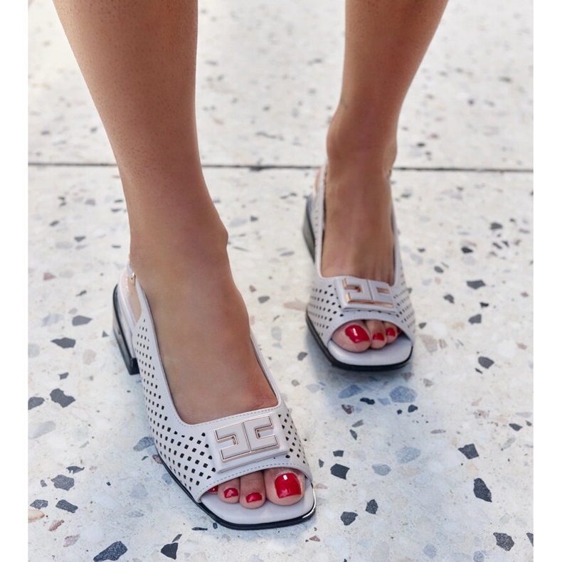 Genombrutna sandaler på ett massivt Sajida-block grå 1