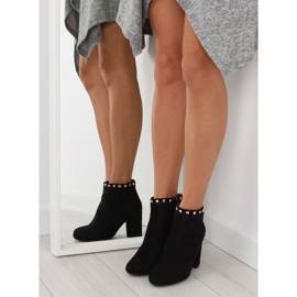 Svarta högklackade stövlar med svarta nitar 2