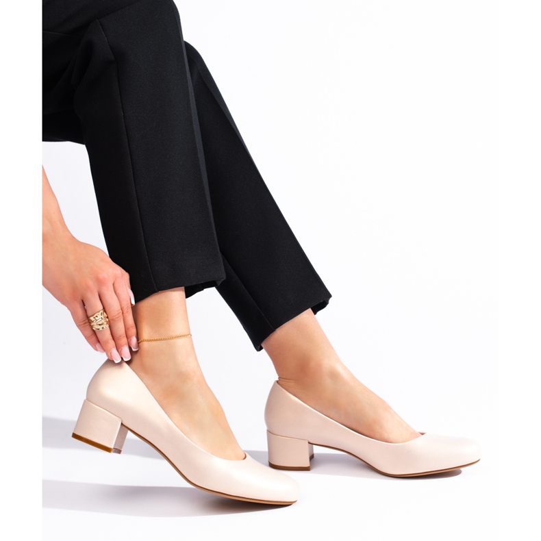 Eleganta pärlpumps med låg klack från Sergio Leone beige 1