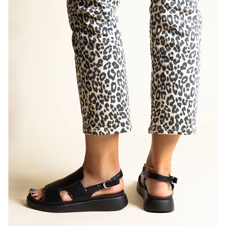 Svarta sandaler med genombruten ovansida Imogne 1