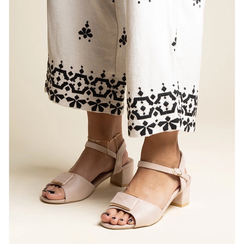 Beiga sandaler med låg klack från Frederica beige 1