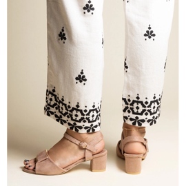 Mörkbeige sandaler med låg klack från Frederica 2