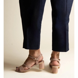 Mörkbeige sandaler med en kombination av Hambly-material 2