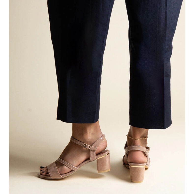 Mörkbeige sandaler med en kombination av Hambly-material 2