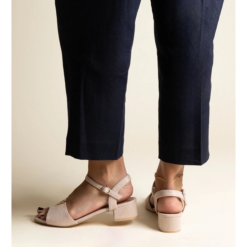 Beige lågklackade sandaler med ett Horner-spänne 1