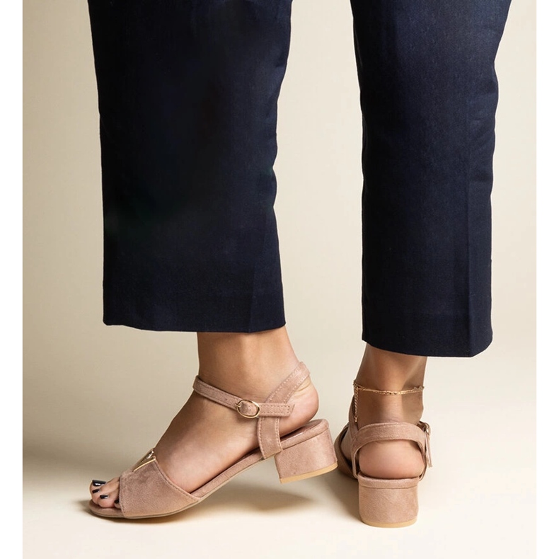 Mörkbeige lågklackade sandaler med ett Horner-spänne 2