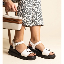 Vita kilsandaler gjorda av Maddison eco-läder 1