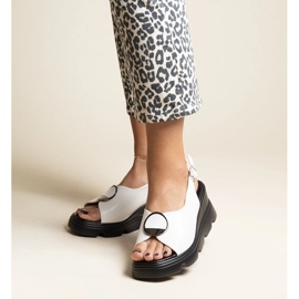 Bayley vita sandaler med spänne 1