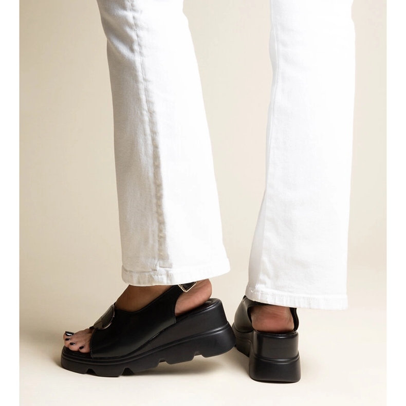 Bayley svarta sandaler med spänne 1