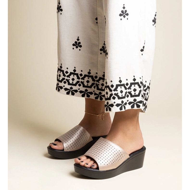 Genombrutna guldtofflor med kil i Garvin eco-läder gyllene 1