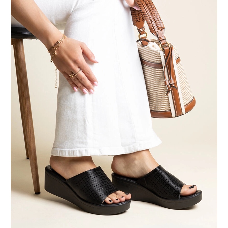 Svarta genombrutna wedge tofflor i Garvin eco-läder 2