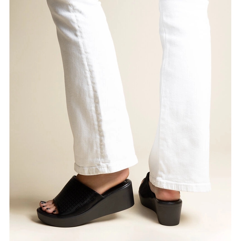 Svarta genombrutna wedge tofflor i Garvin eco-läder 1