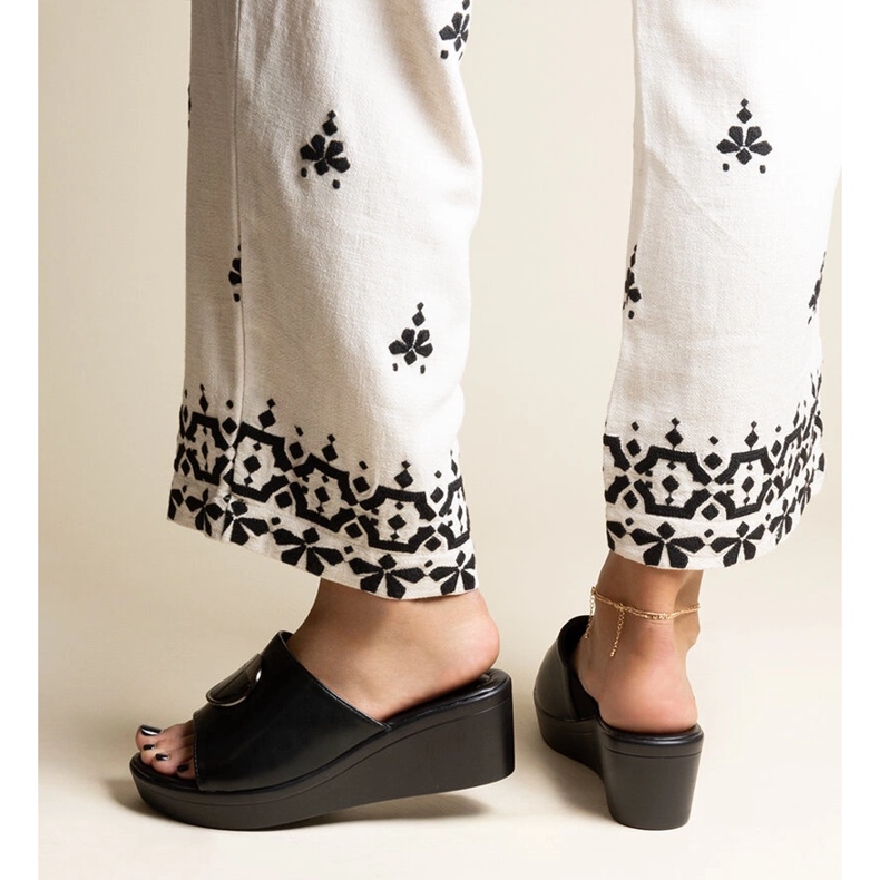 Svarta kilmulor med Keirenh-spänne 2