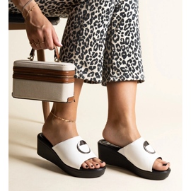 Vita kilmulor med Keirenh-spänne 1