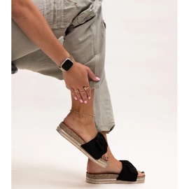 Svarta flipflops med massiv Peletra-sula 1