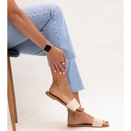 Ljusbeige broderade Marika tofflor 1