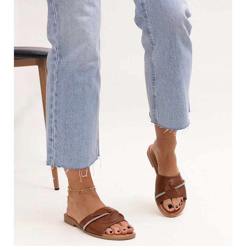 Hattar dekorerade med ett band med Amari zirkoner brun 1