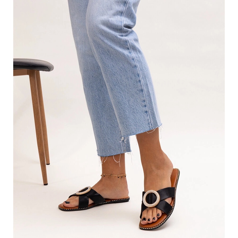 Kepsar dekorerade med ett Salimba zirkonlås svart 1