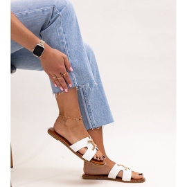 Vita flipflops med Razanna-spänne 1