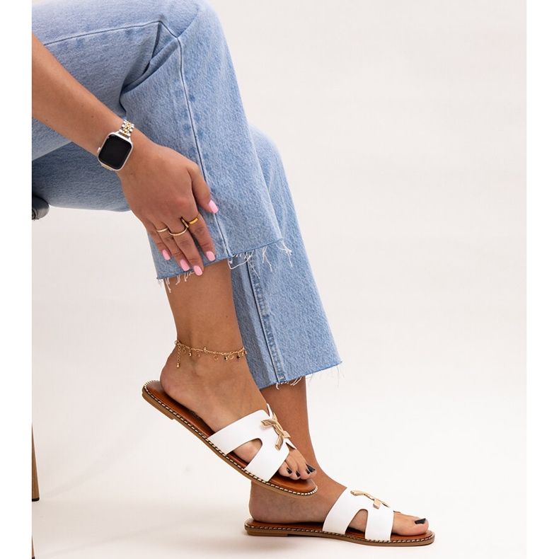 Vita flipflops med Razanna-spänne 1