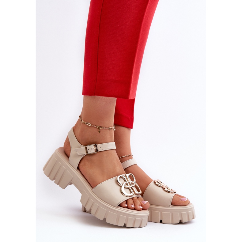 Beige lädersandaler för kvinnor med gulddekor Vinceza 7910 2