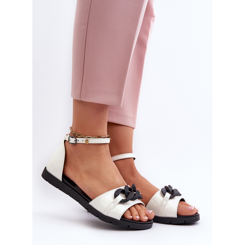 Platta sandaler för kvinnor med kedja Vinceza 17320 Vit 2