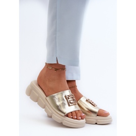 Flip-flops i läder för kvinnor med gulddekoration på kilar Vinceza 41444 guld gyllene 2